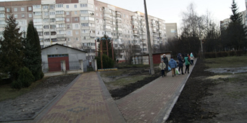 Відремонтували доріжку поблизу Церкви Преображення Господнього