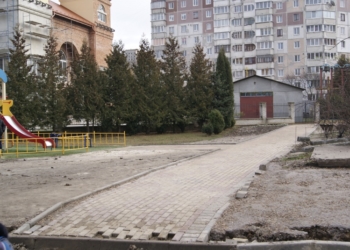 Ремонтують доріжку поблизу Церкви Преображення Господнього