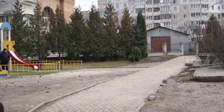 Ремонтують доріжку поблизу Церкви Преображення Господнього