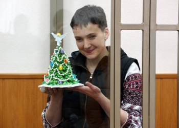 Надія Савченко подарувала російському суду ялинку, яку виготовила сама