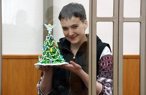 Надія Савченко подарувала російському суду ялинку, яку виготовила сама