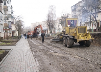 На вулиці Лепкого, 9 триває капремонт двору