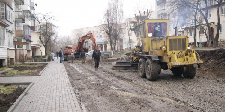 На вулиці Лепкого, 9 триває капремонт двору