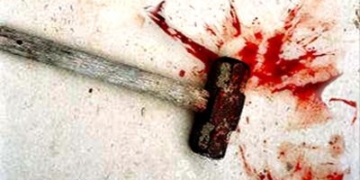 Убив знайомого молотком, бо той ліг спати… взутий