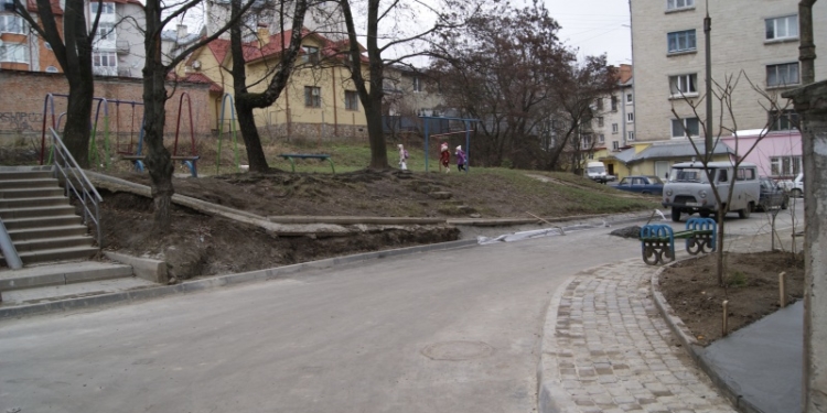 Завершується капремонт двору на вулиці Миру, 4а