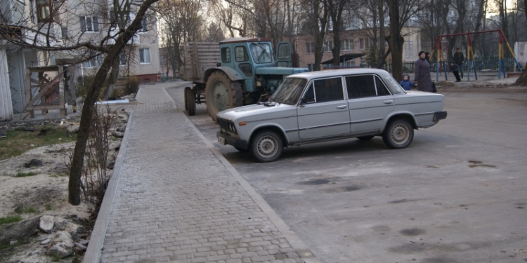 Відремонтували двір на вулиці Петлюри, 7