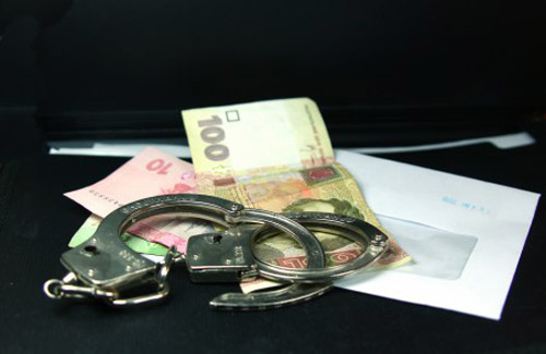 Тернопільський податківець-хабарник відбувся лише штрафом