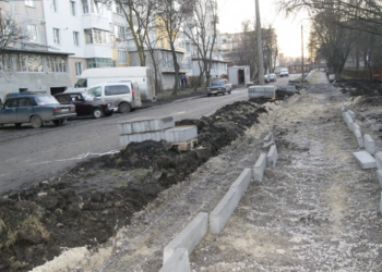 Ремонтують тротуар від вулиці Київської до бульвару Куліша