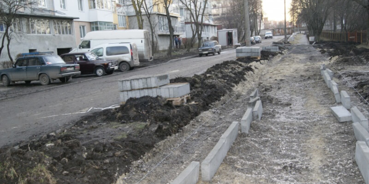Ремонтують тротуар від вулиці Київської до бульвару Куліша