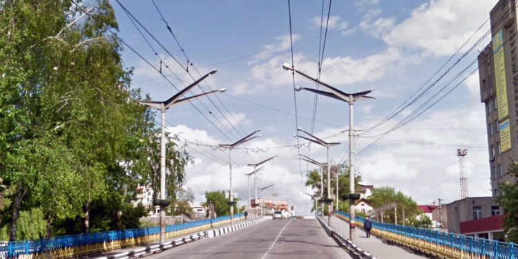 На шляхопроводі в центрі Тернополя замінили 15 світильників