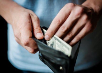 У тернополянки в клубі викрали тисячу доларів