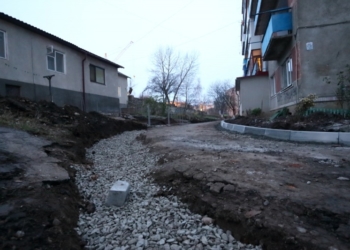 Триває капремонт двору на вулиці Тролейбусній, 2