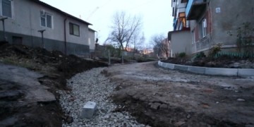 Триває капремонт двору на вулиці Тролейбусній, 2
