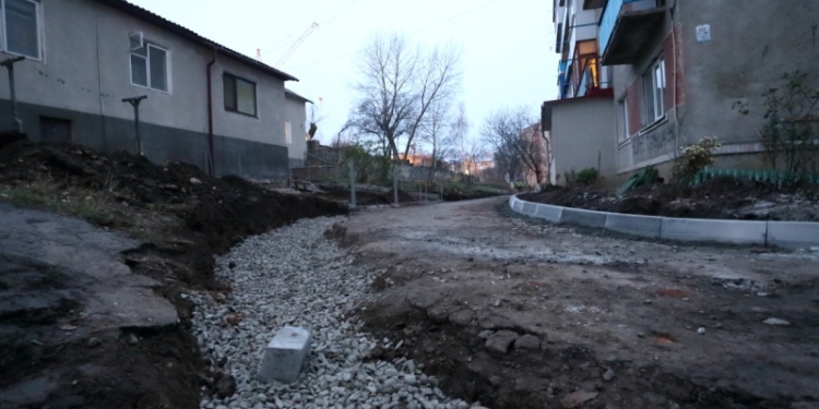 Триває капремонт двору на вулиці Тролейбусній, 2