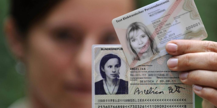 З нового року українці отримуватимуть новий зразок українського паспорта