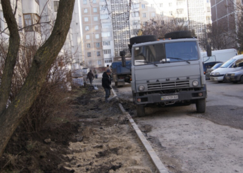 Ремонтують двір на Володимира Великого, 4