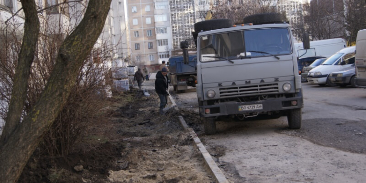 Ремонтують двір на Володимира Великого, 4