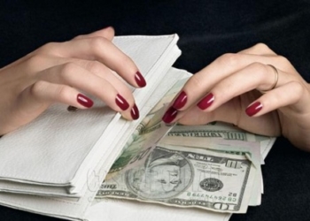 Замість обіцяних євро – конверт з порізаною газетою