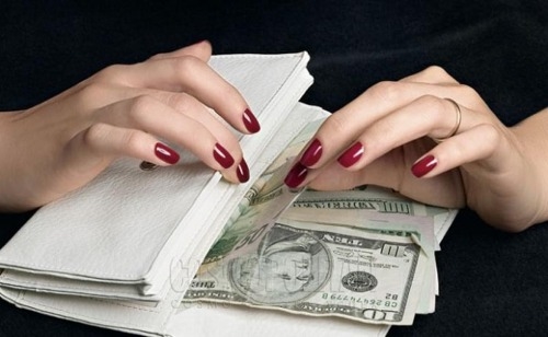 Замість обіцяних євро – конверт з порізаною газетою