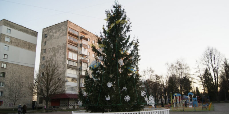 На бульварі Данила Галицького – новорічна красуня з патріотичним декором