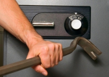 З ковбасного цеху викрали сейф з величезною сумою грошей