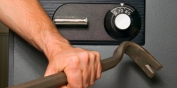 З ковбасного цеху викрали сейф з величезною сумою грошей