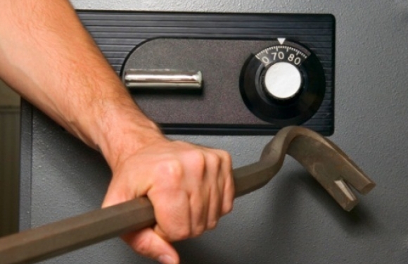 З ковбасного цеху викрали сейф з величезною сумою грошей