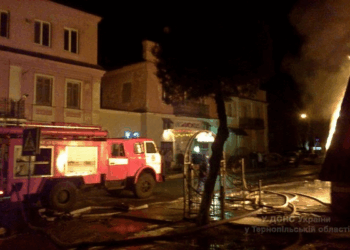 У Кременці мало не згорів банк і три крамниці. (ФОТО)