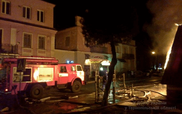 У Кременці мало не згорів банк і три крамниці. (ФОТО)