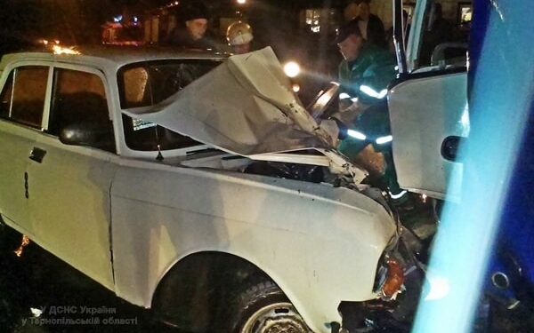 Після аварії, щоб витягти водія, розрізали автівку. (ФОТО)