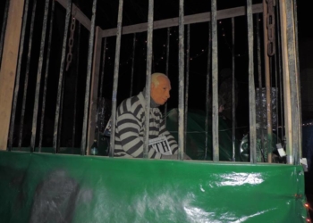 У селі на Тернопільщині Путіна посадили в клітку і збирали йому гроші на вінок