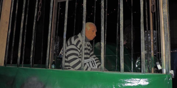 У селі на Тернопільщині Путіна посадили в клітку і збирали йому гроші на вінок