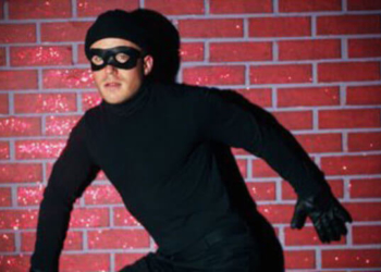 Викрали гроші, які чоловік зберігав у… банках з-під кави