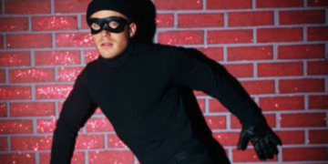 Викрали гроші, які чоловік зберігав у… банках з-під кави