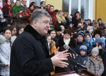 Порошенко подарував учням комп’ютерний клас, а вони йому заколядували. ФОТО