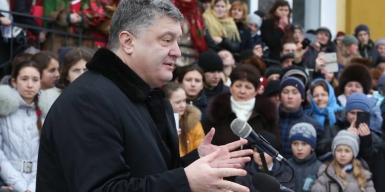 Порошенко подарував учням комп’ютерний клас, а вони йому заколядували. ФОТО