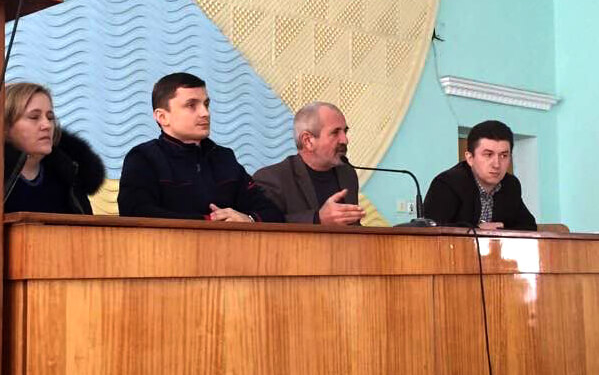 «На даному етапі усі зайняли позицію «страуса» – поховали голови і не хочуть займатися вирішенням проблем», – Михайло Головко