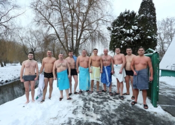 Міський голова Тернополя Сергій Надал разом із депутатами пірнули в ополонку в честь свята Хрещення Господнього