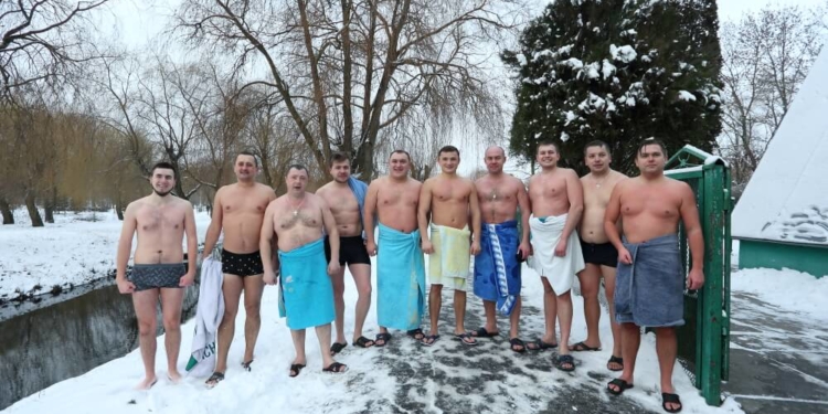 Міський голова Тернополя Сергій Надал разом із депутатами пірнули в ополонку в честь свята Хрещення Господнього