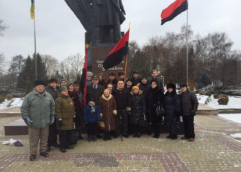 Ветерани УПА разом з депутатами-свободівцями розпочали Новий Рік з покладання квітів до пам’ятника Степана Бандери