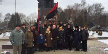 Ветерани УПА разом з депутатами-свободівцями розпочали Новий Рік з покладання квітів до пам’ятника Степана Бандери