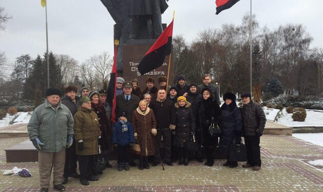 Ветерани УПА разом з депутатами-свободівцями розпочали Новий Рік з покладання квітів до пам’ятника Степана Бандери