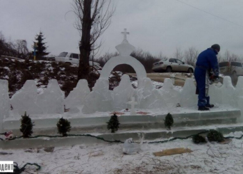 У підніжжя Карпат, ентузіасти витесали з льоду «Тайну вечерю» (ФОТО)