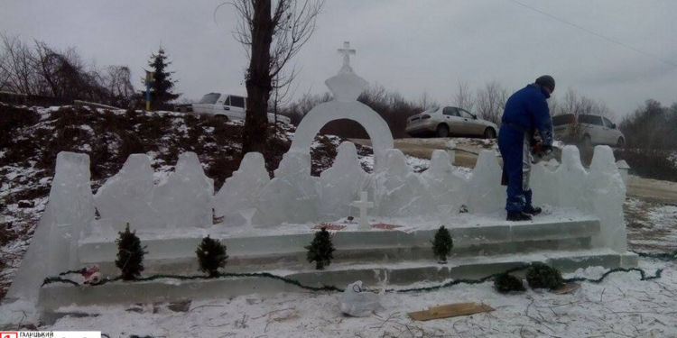 У підніжжя Карпат, ентузіасти витесали з льоду «Тайну вечерю» (ФОТО)