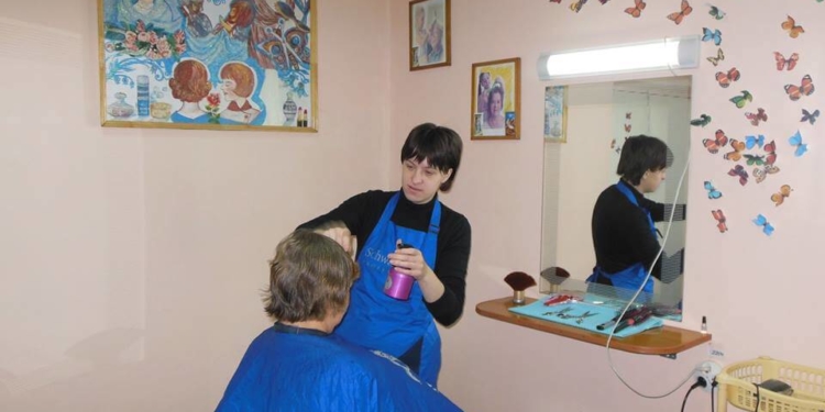 Де малозабезпечені тернополяни можуть безкоштовно відвідати перукарню та соляну кімнату?