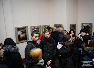 Тернополян запрошують на виставку «Рoзcтpiляний мaйдaн»