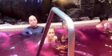 Син Гонтарєвої купається в басейні з вина. Фото