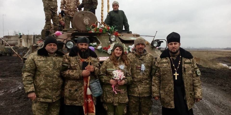 БМП замість лімузина: на фронті одружився боєць з Тернопільщини. Фото
