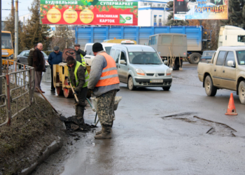 На дорогах Тернополя розпочали ліквідовувати глибокі вибоїни