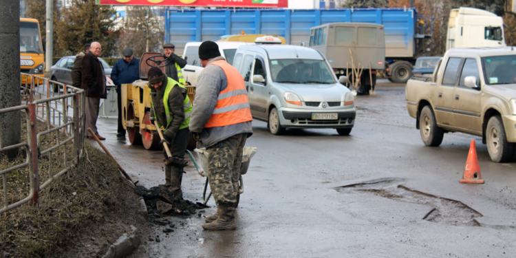 На дорогах Тернополя розпочали ліквідовувати глибокі вибоїни